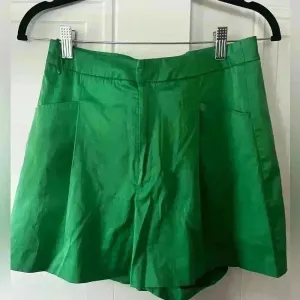 Zara women's green tailored shorts size M thumbnail 1