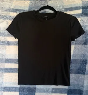 Forever 21 Black Short Sleeve Crewneck Tee thumbnail 1