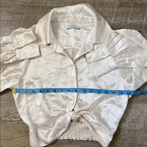 Petite Studio NYC Cream Cropped Blouse Size Small thumbnail 5