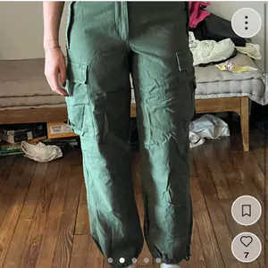 Artizia TNA green cargo pants • Size 4 thumbnail 3