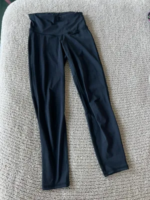 Old Navy black leggings with pockets and reflective stripes. Size: XS #activewear #leggings #fitness thumbnail 2