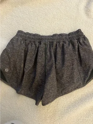 Lululemon Hotty Hot 2.5" Shorts thumbnail 4