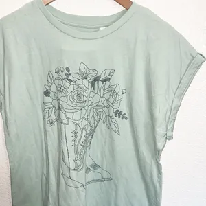 Portrend Willow Boutique Flower Floral Bouquet Boot Cap Sleeve Mint Graphic Tee thumbnail 2
