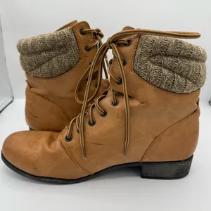 Tan lace up ankle boots with a boho vibe. Size 9.5 thumbnail 4