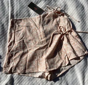 These Three Boutique Le Lis Peach Floral Skort thumbnail 2