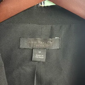 NEW sz 0P petite Ann Taylor One-Button Blazer in Seasonless Stretch solid black thumbnail 2