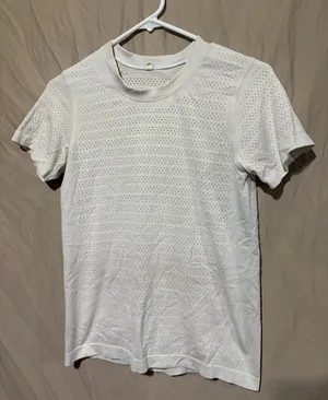 Lululemon T-shirt thumbnail 1