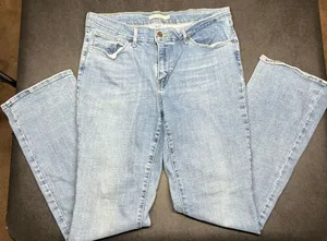Levis Women’s Size 31x31 Classic Bootcut Stretch Light Wash Jeans thumbnail 1