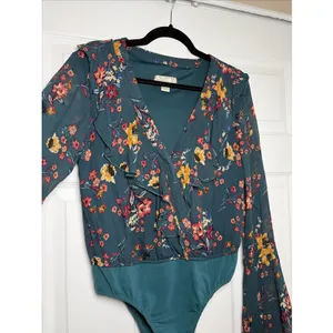 Band of Gypsies Floral Ruffle Bodysuit‎ Womens Size M Teal Boho Bell Sleeve Wrap thumbnail 3