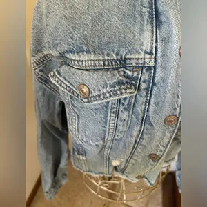 American Eagle Cropped Hooded Denim Jacket Distressed Raw Hem XS Light Wash thumbnail 6