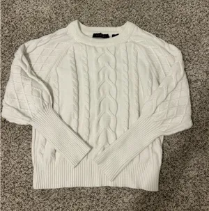 White Sweater Size M thumbnail 1