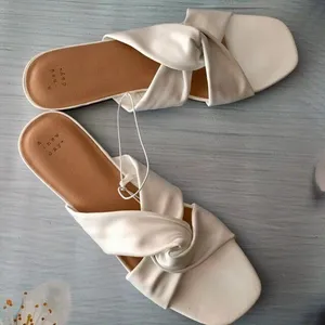 White Flats, Size 8 1/2 thumbnail 2