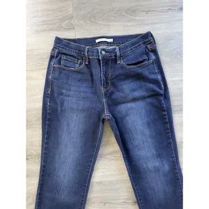 Levis 505 Women's Size 8 Straight Leg Mid Rise Dark Wash Stretch Denim Jeans thumbnail 3