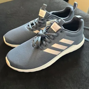 BNWT Womens Adidas Size 9 Cloud Run Sneakers thumbnail 1