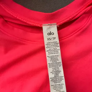 Alo Yoga Alosoft Crop Finesse Short Sleeve Fluorescent Pink Coral XS thumbnail 4