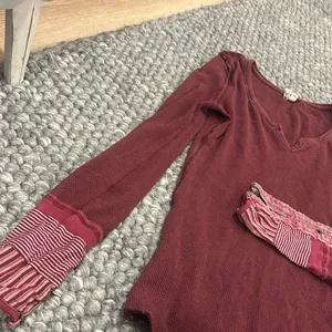 We‎ the Free Maroon Printed LS V-Neck Size Medium thumbnail 2
