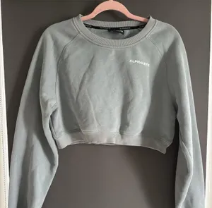 Alphalete Women's Cropped Sweatshirt - Medium thumbnail 1