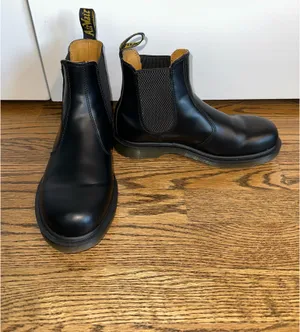 Dr. Martens Chelsea Boots thumbnail 2