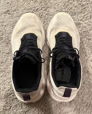 On Cloud Shoes thumbnail 1
