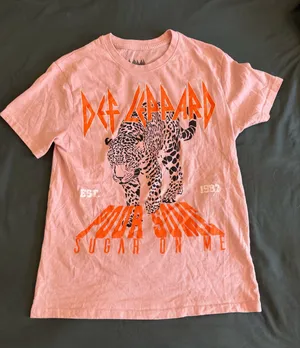 Def Leppard Pink band tee thumbnail 1