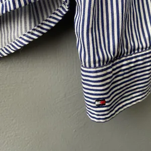 Tommy Hilfiger Button Up Shirt Size M Blue Striped Oxford Prep Classic Academia thumbnail 6