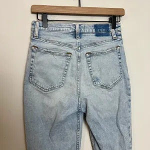 ABERCROMBIE- Ultra High Rise Ankle Straight Curve Love Button Fly Raw Hem Light thumbnail 6