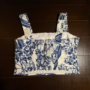 Abercrombie & Fitch Blue Floral Linen Blend Smocked Crop Top Womens Small Toile thumbnail 2