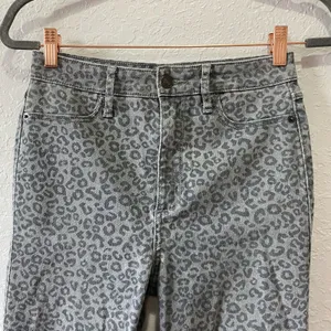 Abercrombie & Fitch Gray High-Waisted Leopard Jeans Size 4 thumbnail 2