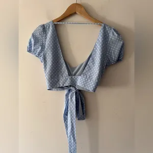 Superdown Revolve Blue‎ and White Polka Dot Crop Top Wrap Tie thumbnail 6