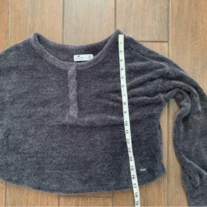Hollister Cropped Fuzzy Henley Long Sleeve Minimalist Top Gray Size XS thumbnail 5