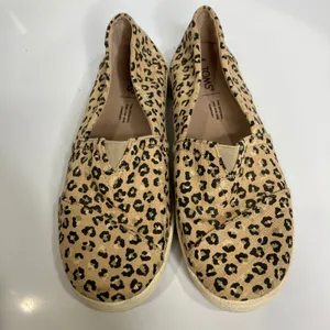 Toms Avalon animal print slip on loafers sneakers women's size 8 casual‎ neutral thumbnail 3