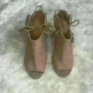 Qupid‎ tan faux suede, peep toe, block heel woman’s size 7.5 thumbnail 3