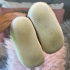 Smiley Face Slippers White Size 7.5 thumbnail 5