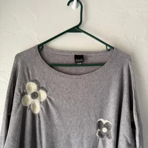 Aaeda Gray Floral Fuzzy‎ Appliqué Sweater Top XL Drop Shoulder Soft Cozy thumbnail 2