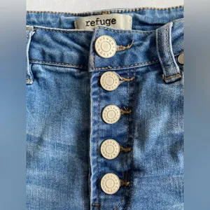 refuge Distressed Button Front Jean Shorts
Size‎ 6 thumbnail 6