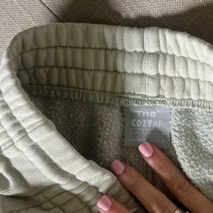 TNA Aritzia Cozy Af Fleece Sweatpants Jogger Sage Green Pockets Size Small thumbnail 5