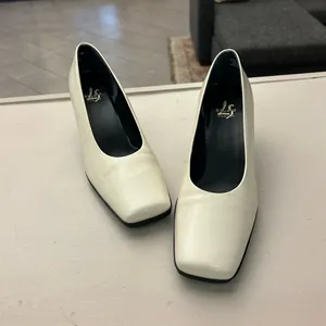 Heels Chic Cream Women's Heels 7 1/2 M like new no flaws found Clean! thumbnail 2