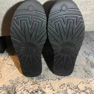 UGG Classic Mini Platform Boots In Black thumbnail 10