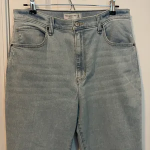 Abercrombie The Stretch Flare Ultra High Rise Light Wash 3R20 thumbnail 5