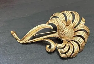 Vintage Signed MONET Brushed Gold-tone Flower Brooch thumbnail 3
