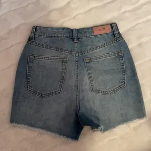 MOVING SALE!! NWOT Zara high waisted denim shorts! thumbnail 3