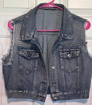 RoomMates California Women's Demin Vest Front Pockets Spike‎ Collar 16 1/2" Long thumbnail 1