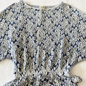 Ariat Floral Lace Dolman Blouse Womens‎ Size S Blue White Smocked Waist Western thumbnail 2