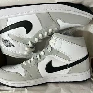 Air Jordan 1 Mid Light Smoke Grey BQ6472-015 Women’s Size 11.5W/ 10 M FAST SHIP thumbnail 4