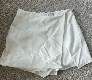 WHITE SHORTS/SKIRT Size M thumbnail 1
