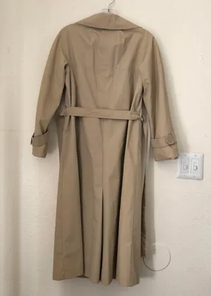 Vintage Beige Tan Khaki English style long sleeve trench coat with belt. Great condition thumbnail 3