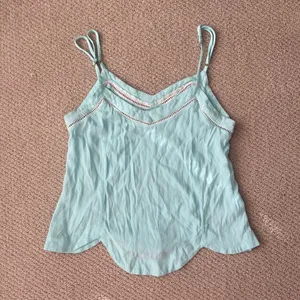 Mika & Gala Scalloped Cropped Eyelet Tank Top Blouse Aquamarine Teal Size 10 EUC thumbnail 1