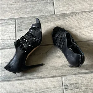 Manolo Blahnik Black Heels Sophisticated Style thumbnail 3