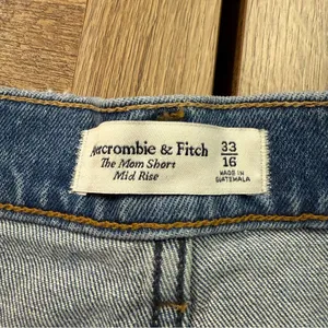 NWT Abercrombie & Fitch The Mom Short Mid Rise Distressed Women’s Size 16/33 thumbnail 5