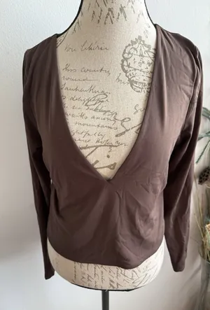 Babaton Contour V Neck Long Sleeve Fitted Crop Top In Brown. Woman's‎ Size 2XL thumbnail 1